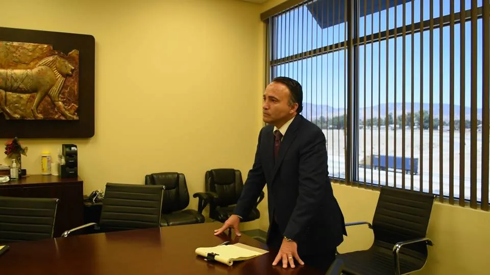 El abogado Angelo F. Campano en la sala de juntas de la oficina de Campano Law Group en Palmdale